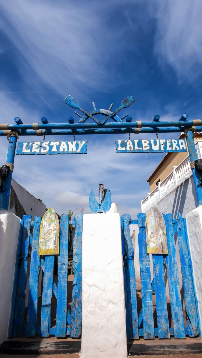 Entrada de las casas frente al mar en Les Pesqueres